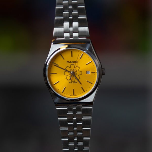 1  ساعة كاسيو صفراء بشعار زهرة العرفج مقاس ٣٥مم